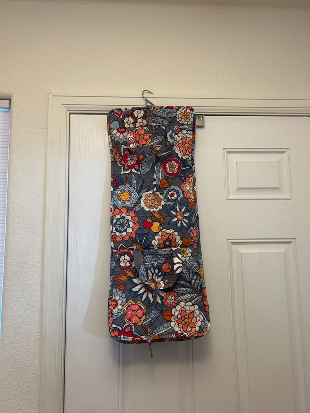 Vera Bradley Hanging Travel Organizer Gray Quilted Floral - Picture 6 of 10